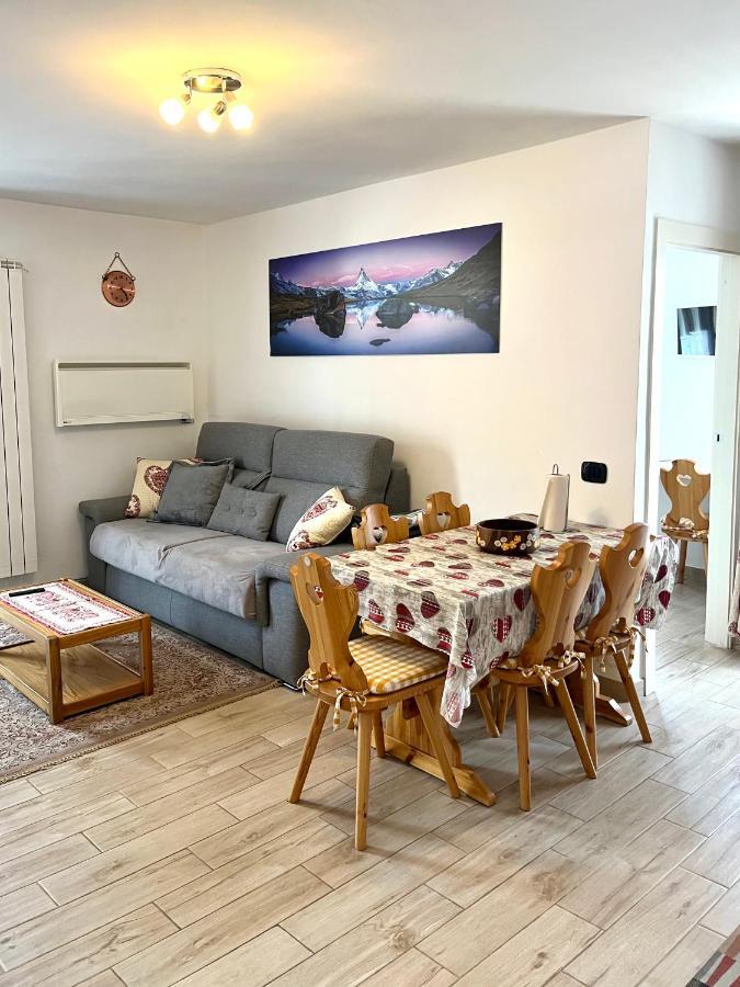 Trilocale Centro Cervinia Apartment เบรยล์-แชร์วิเนีย ภายนอก รูปภาพ